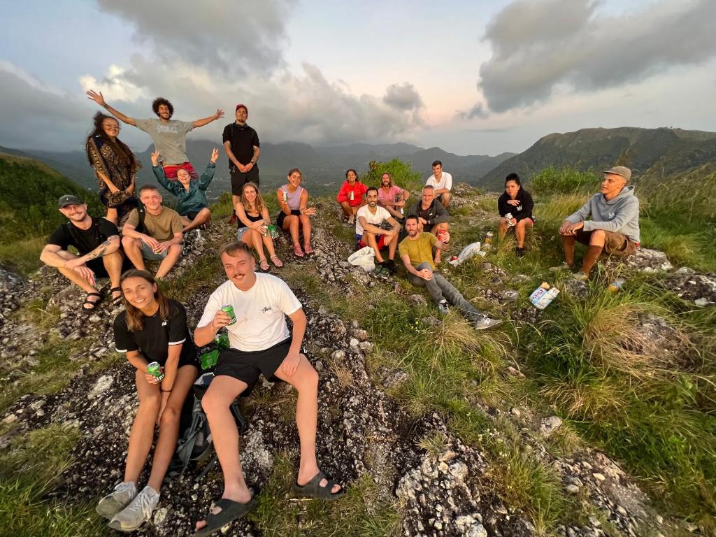un grupo de personas sentadas en la cima de una montaña en Hostal La Casa de Juan en Valle de Anton