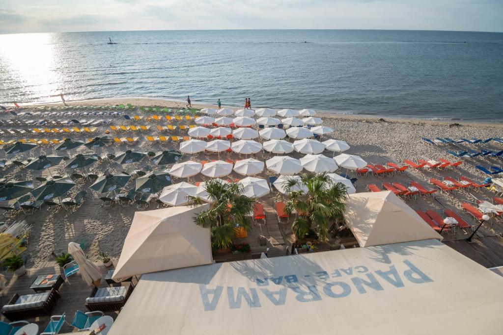una vista aerea su una spiaggia con ombrelloni e sull'oceano di Panorama Hotel a Paralia Katerinis