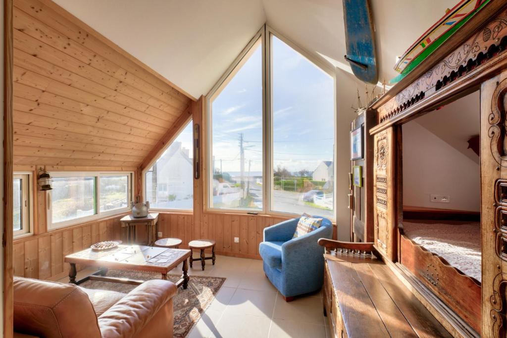 un salon avec un canapé et une table dans l'établissement Vue mer à Penmarch - Maison pour 4, à Penmarcʼh