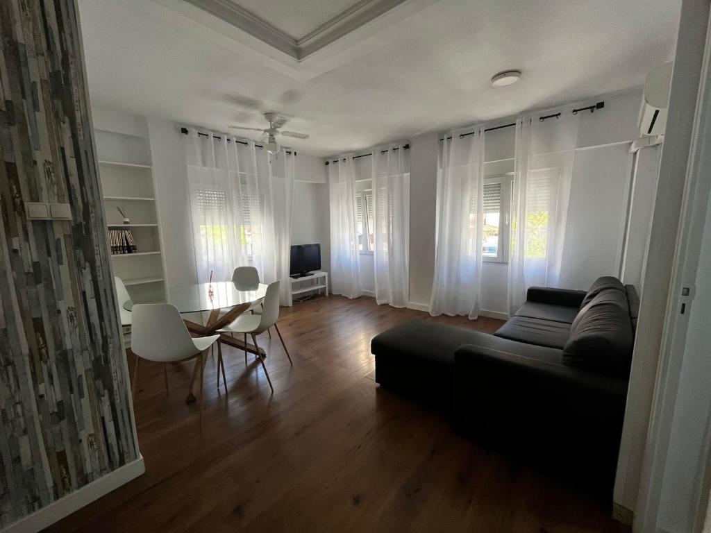 una sala de estar con un sofá y una mesa en Casa Bia Plus, en Elche