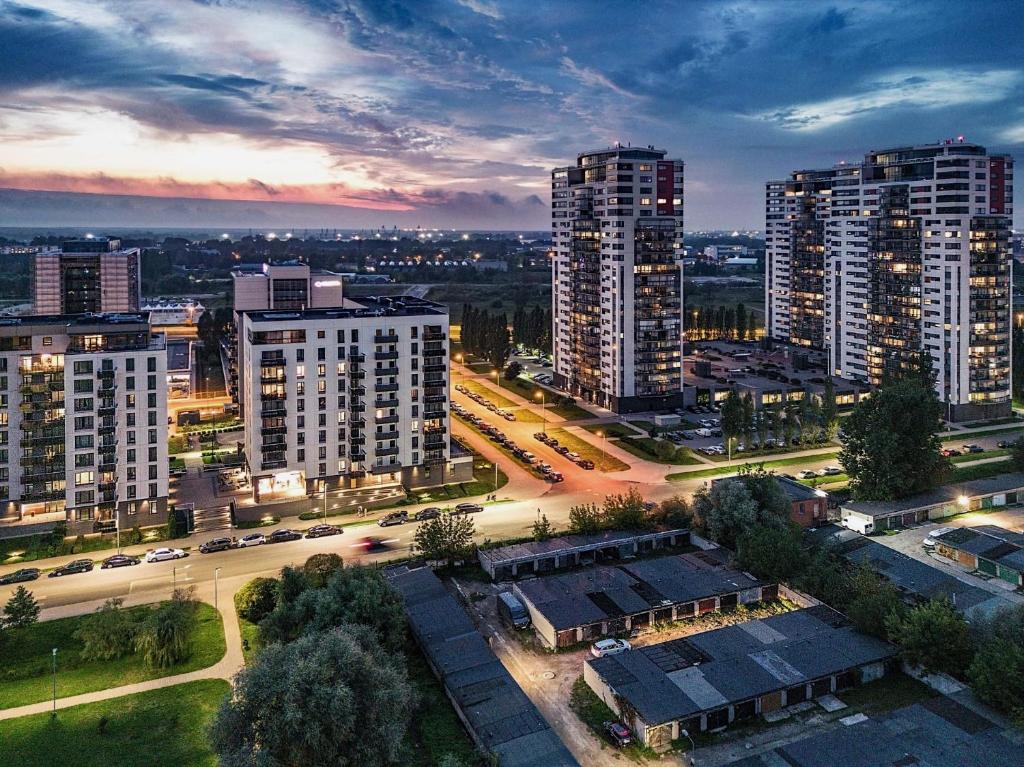 una vista aérea de una ciudad con edificios altos en Skanstes Virsotnes Flying Bed Apartment (Skanstes Heights), en Riga