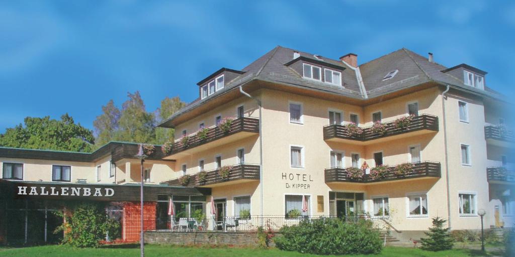 un gran edificio con balcones en un lateral en Drei Quellen Hotel Kipper, en Bad Gams