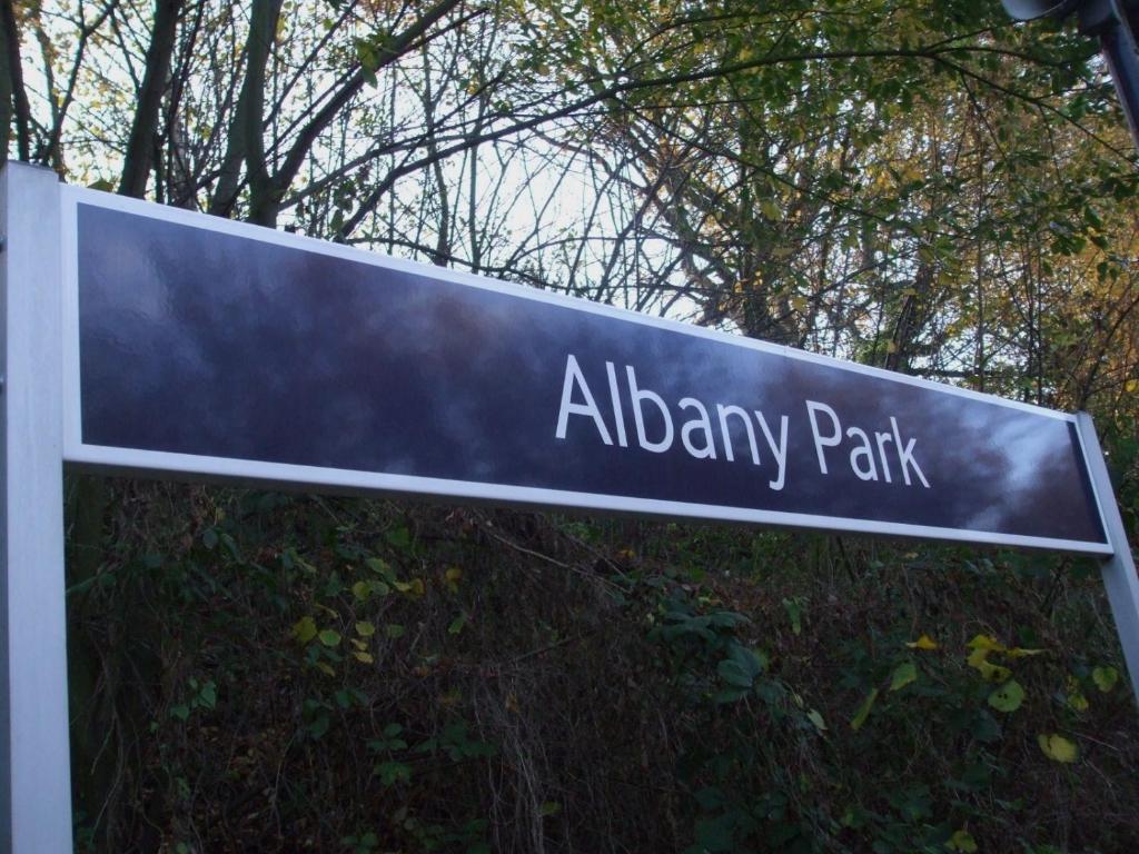 ベクスリーにあるAlbany Roomsの木の前のアラミー公園の看板