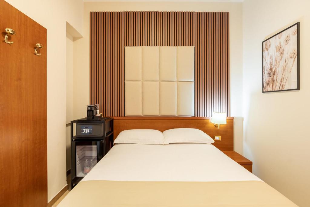 Łóżko lub łóżka w pokoju w obiekcie AlbaDomus Affittacamere o GuestHouse