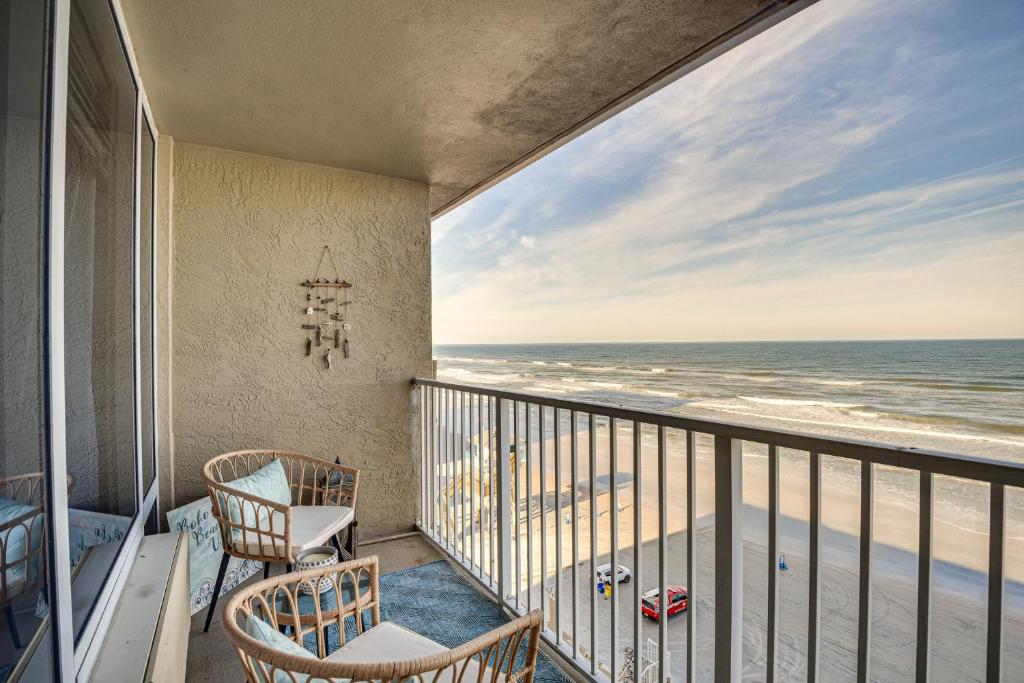 מרפסת או טרסה ב-Top-Floor Beach Condo with 2 Oceanfront Balconies!