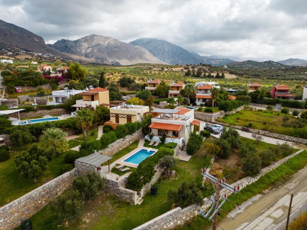 una vista aérea de una villa con piscina en Myrto Villa with sea view, en Lefkogeia