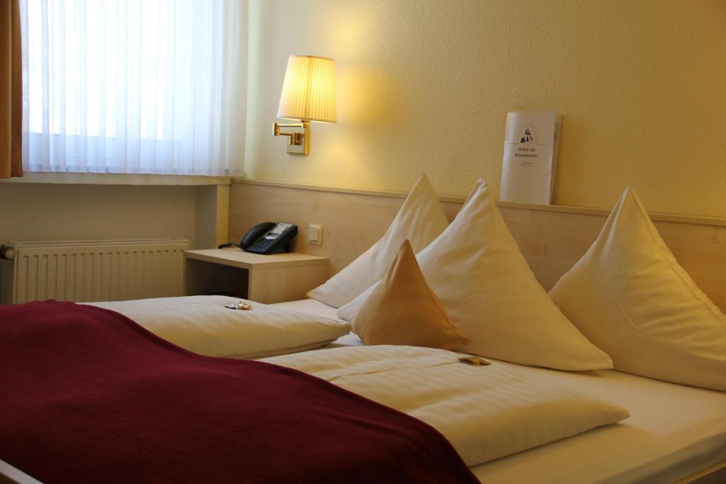 Postel nebo postele na pokoji v ubytování Hotel am Marschiertor