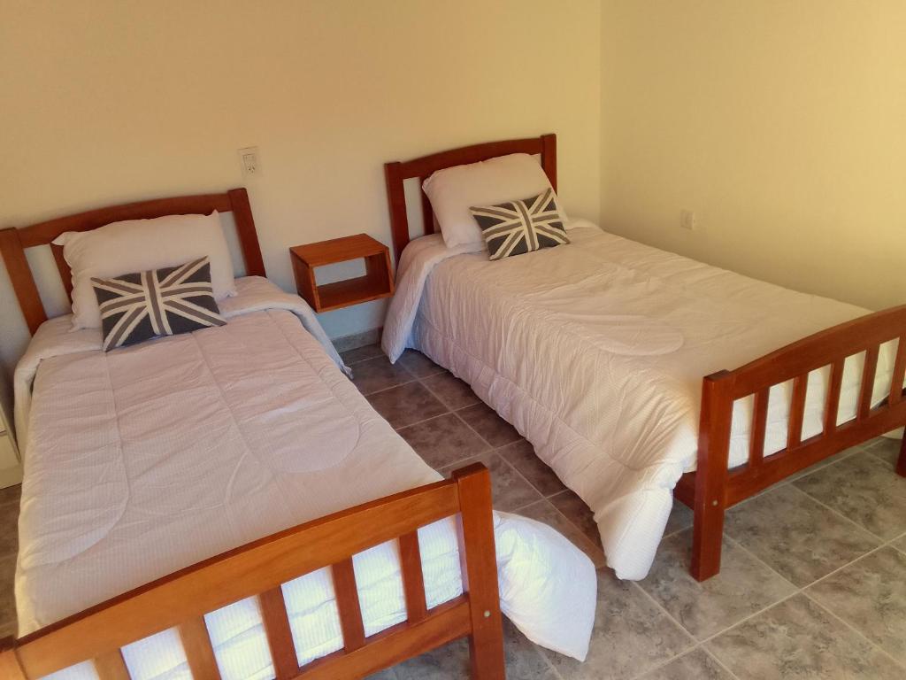 Habitación con 2 camas en una habitación en La Pausa en Carhué