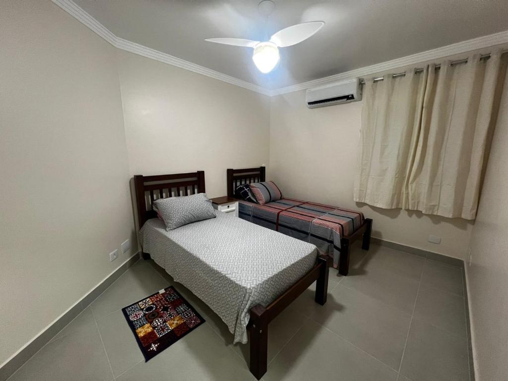 Un pat sau paturi într-o cameră la Apto 11 - Aconchegante - Praia da Enseada - Guarujá/SP