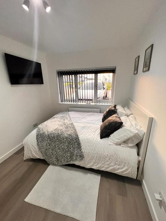 una camera da letto con letto, cuscini e finestra di En-suite Room with Independent Entrance. a Edimburgo