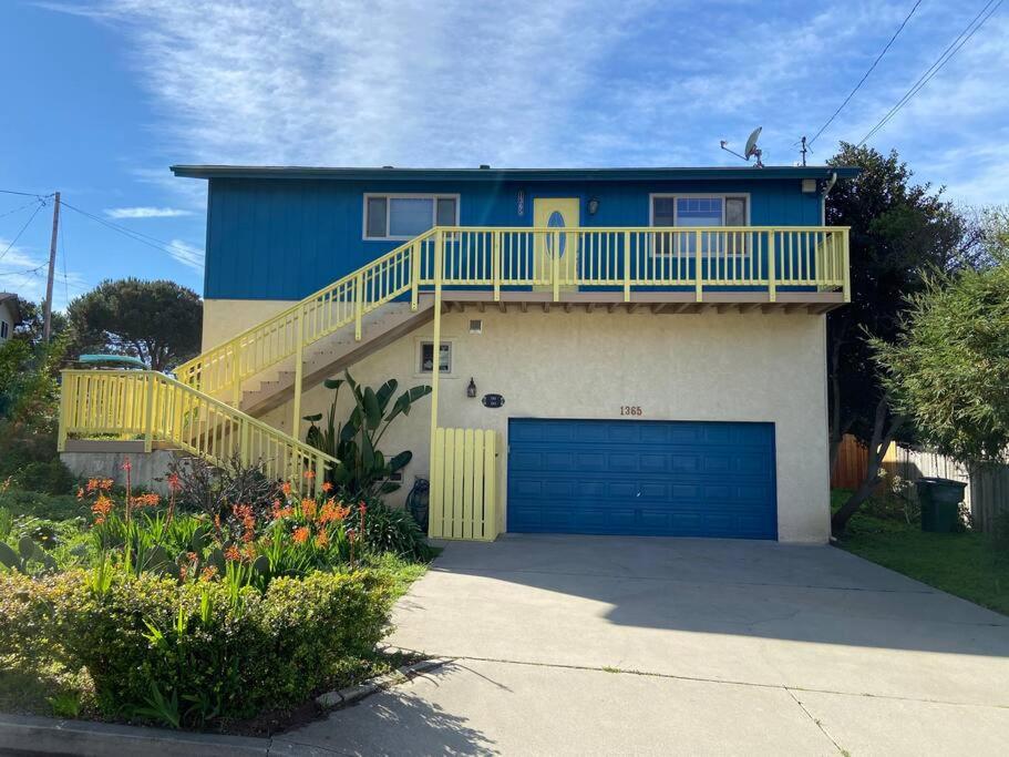 uma casa azul com uma varanda e uma garagem em Harbor House in Morro Bay em Morro Bay