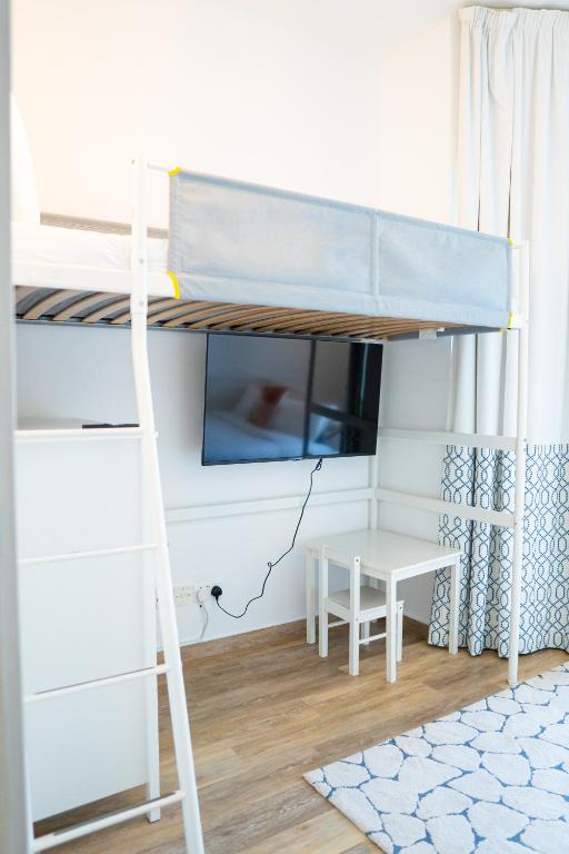 TV a/nebo společenská místnost v ubytování Veluxa - Stylish 2 Bed with View