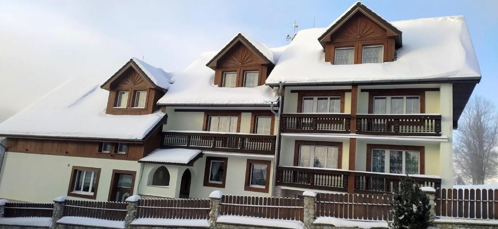 ein Haus mit Schnee drauf in der Unterkunft Penzión Horec II in Ždiar