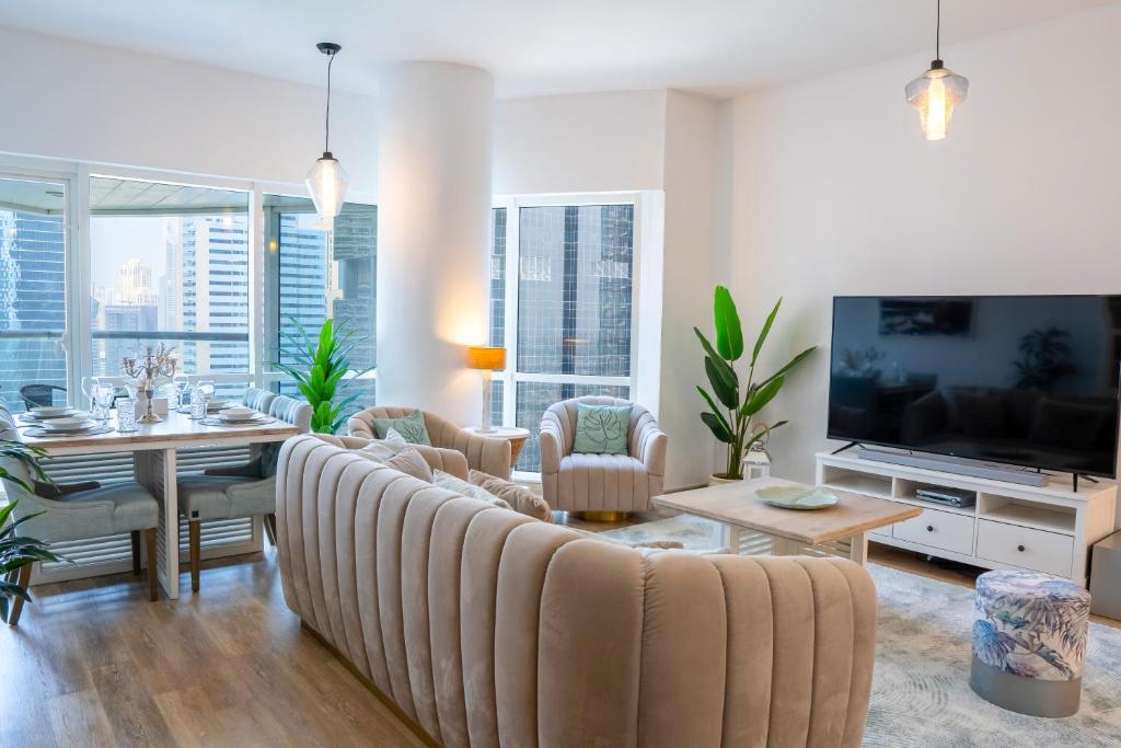TV a/nebo společenská místnost v ubytování Veluxa - Stylish 2 Bed with View