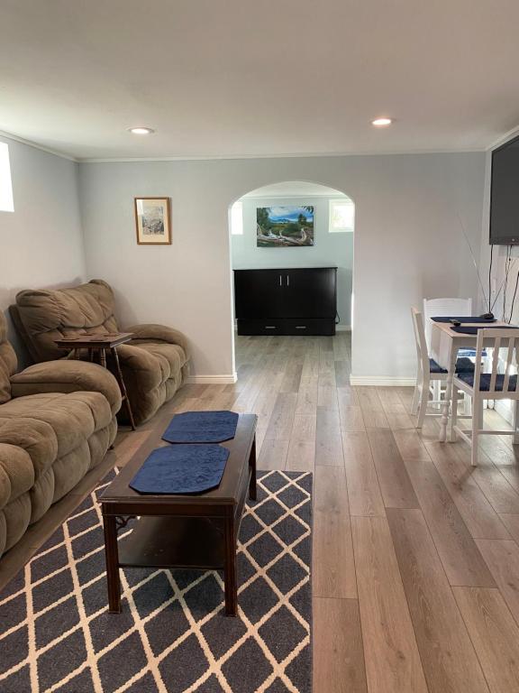 un soggiorno con un divano e un tavolo di Guest Suite in Lafayette a Lafayette