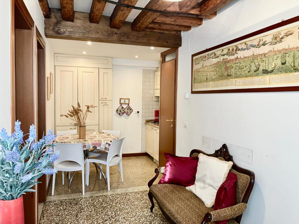 een woonkamer met een tafel en een stoel bij San Bortolomio near Suso Ice-cream in Venetië
