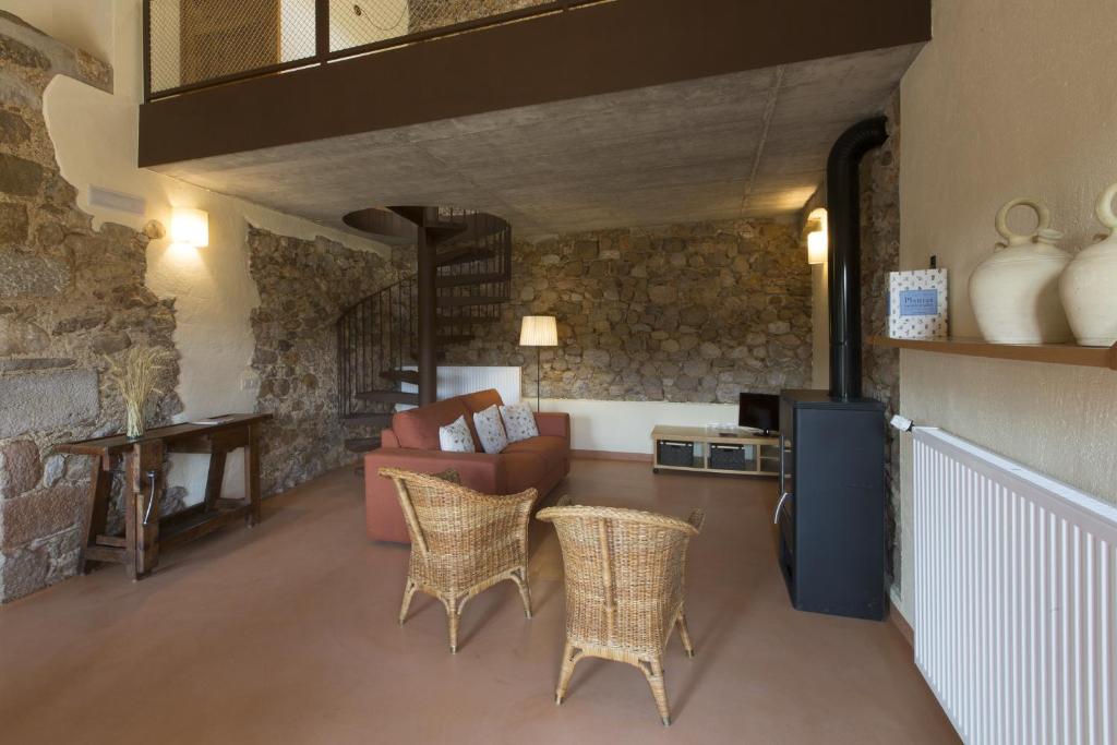 Masoveria De Lladó - Three-Bedroom House