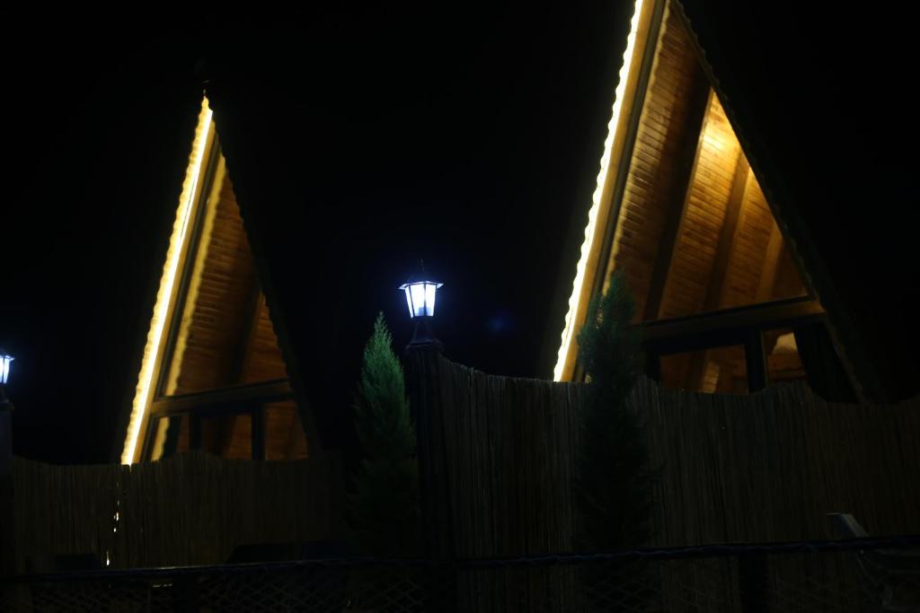 dos luces en el lateral de un edificio por la noche en Pagen Bungalow, en Hopa