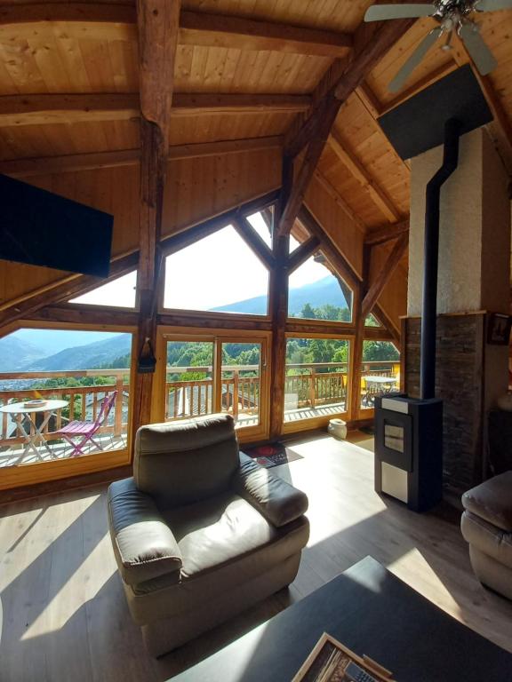 un salon avec un canapé et une grande fenêtre dans l'établissement Les balcons de Montvilliers, à Aime La Plagne