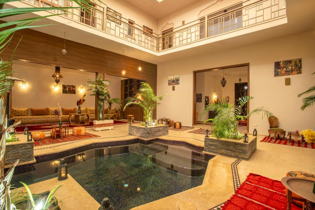 Riad Kenza في مراكش: مسبح داخلي في منزل به نباتات