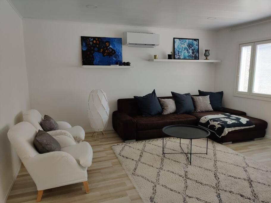ein Wohnzimmer mit einem Sofa und einem Couchtisch in der Unterkunft 3 Bedroom Duplex apartment in Helsinki