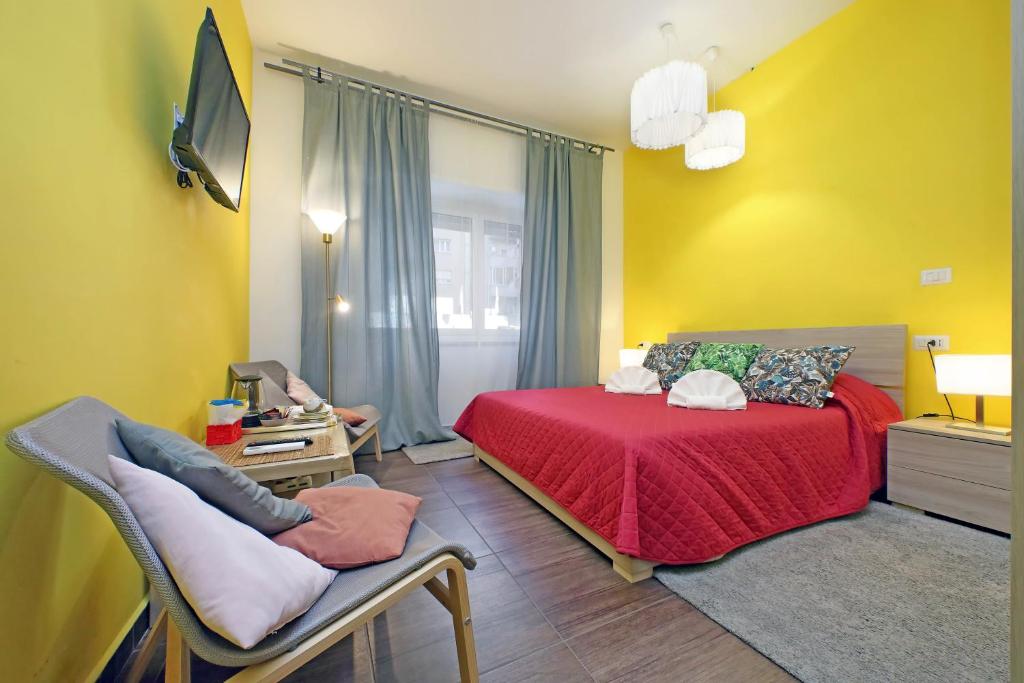 sypialnia z czerwonym łóżkiem i żółtą ścianą w obiekcie Vatican Steps w Rzymie