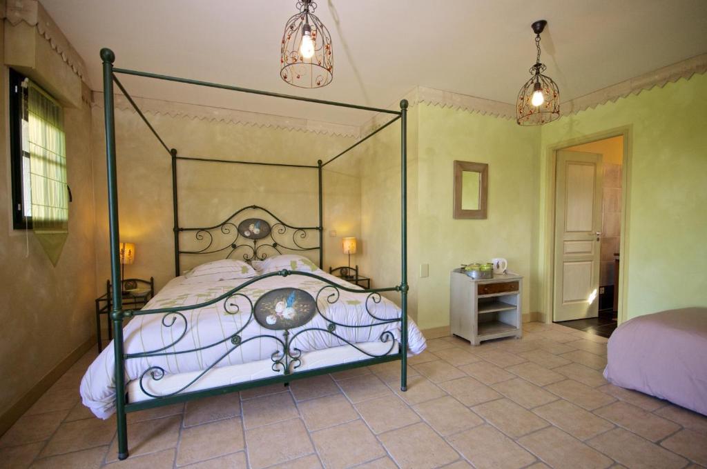 Postel nebo postele na pokoji v ubytování Entre Vignes et Châteaux