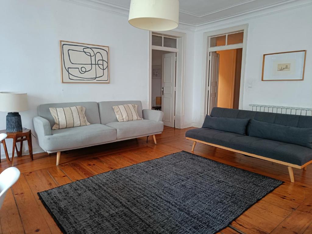 - un salon avec un canapé et un tapis dans l'établissement Stunning Apartment near Chiado, à Lisbonne