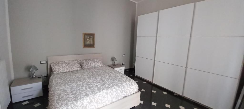 1 dormitorio con 1 cama y paredes blancas en Il palazzo di Clorinda en Nápoles