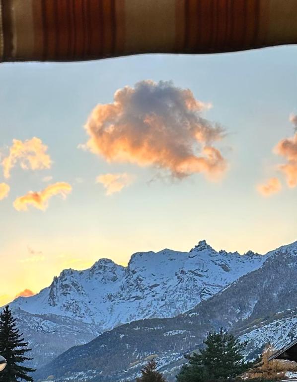 - une vue sur une chaîne de montagnes enneigée dans l'établissement RAVISSANT APPARTEMENT, à Briançon