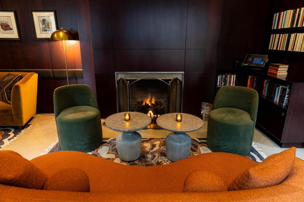 Posezení v ubytování Library Hotel by Library Hotel Collection