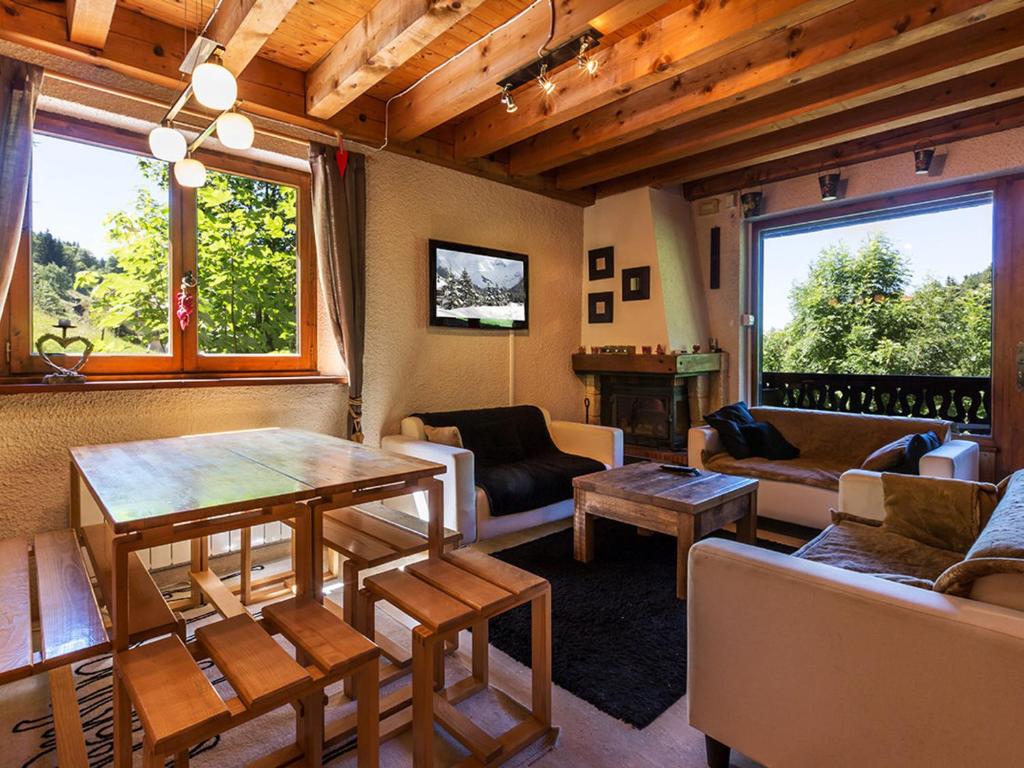 Appartement La Clusaz, 4 pièces, 6 personnes - FR-1-437-54にあるシーティングエリア