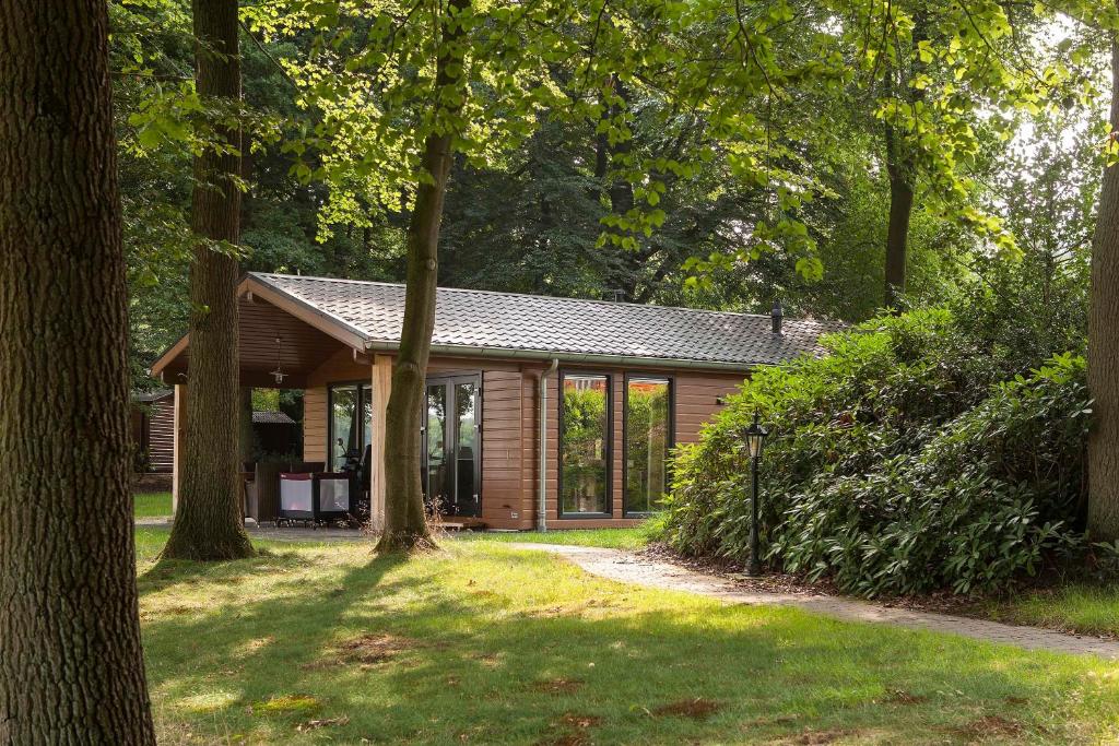 a small house in the middle of a forest at Brunninkhuizerbeek in Hezingen