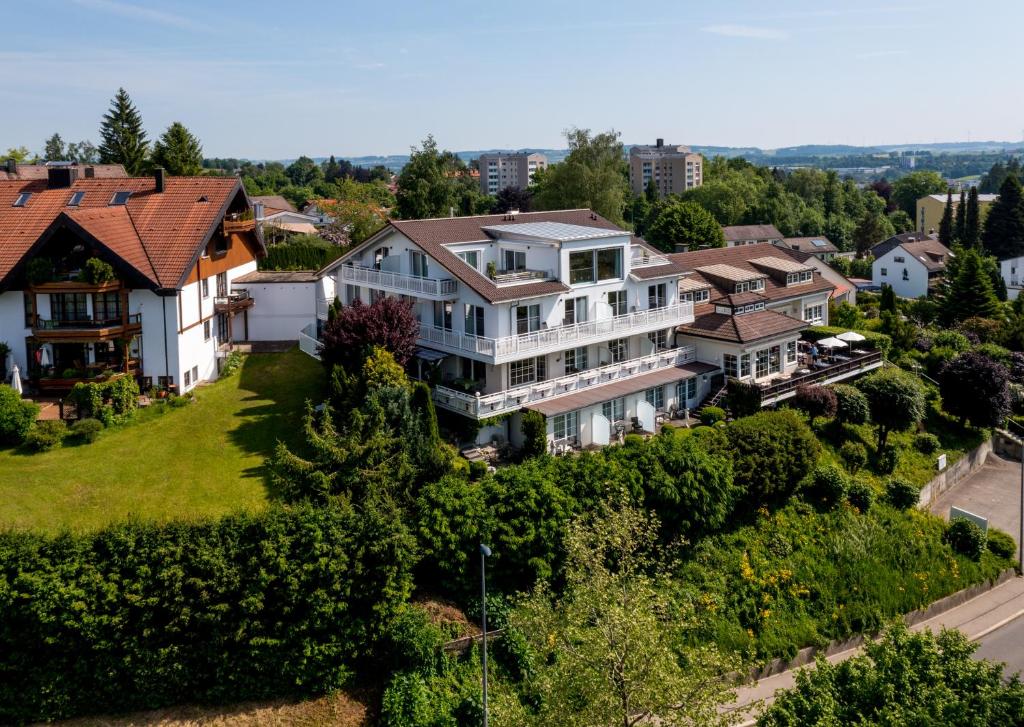 een luchtzicht op een groot huis bij Hotel Sonnenhang in Kempten