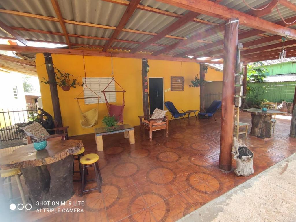 un patio al aire libre con mesa, sillas y mesa en Pousada Avambaé, en São Miguel das Missões