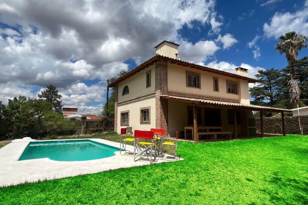 Bazén v ubytování Cosquín Casa a metros del río con pileta - Hasta 12 personas nebo v jeho okolí