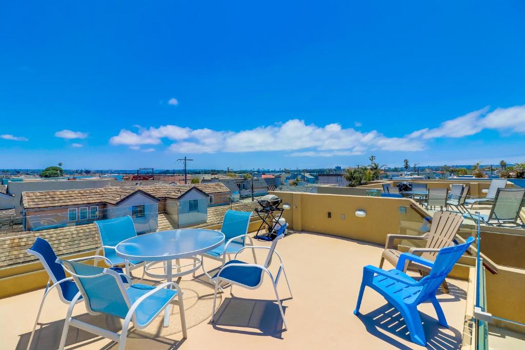 um pátio com cadeiras e uma mesa no telhado em Beach Oasis - Rooftop, Steps2Sand and Water Views em San Diego