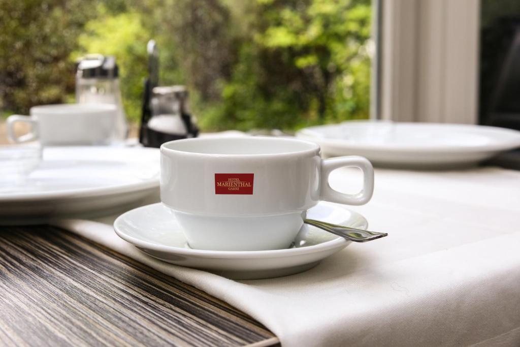 Příslušenství pro přípravu čaje a kávy v ubytování Hotel Marienthal Garni
