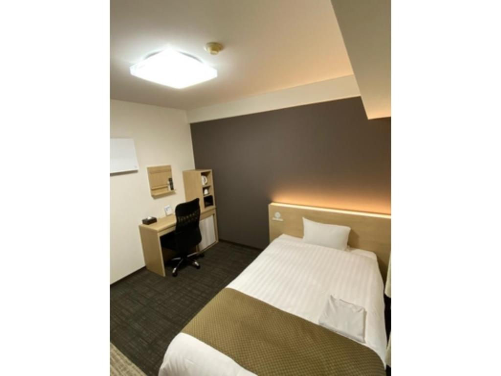 a hotel room with a bed and a desk at Hotel Sunny Inn - Vacation STAY 20411v in Kanonji