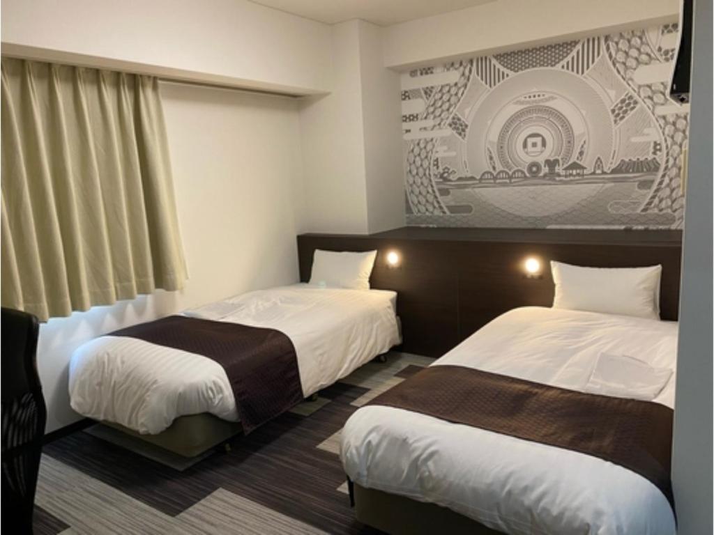 pokój hotelowy z 2 łóżkami i oknem w obiekcie Hotel Sunny Inn - Vacation STAY 20462v w mieście Kanonji
