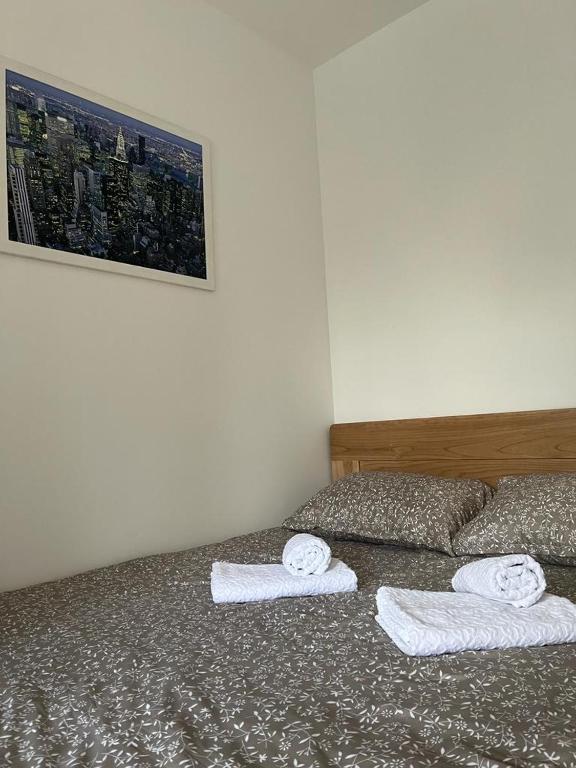 una camera da letto con due letti con asciugamani sopra di zeleni bor Divcibare a Divčibare