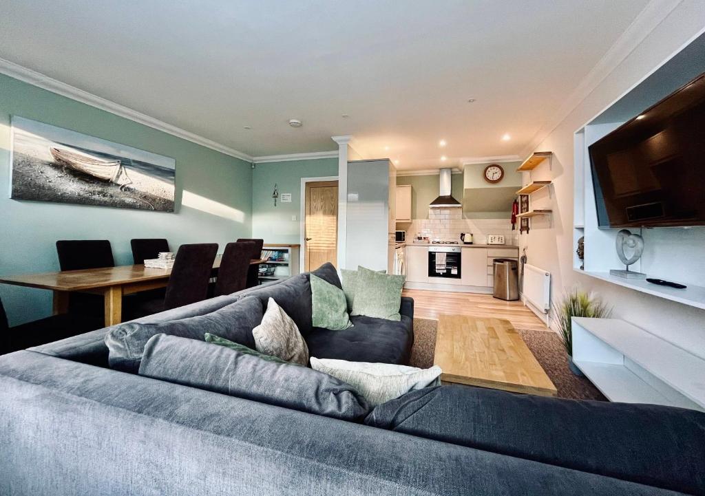 Una sala de estar con un sofá y un comedor. en The Coastal Escape, en Bournemouth