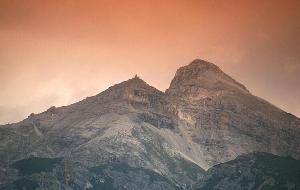 A general mountain view or a mountain view taken from Az apartmant