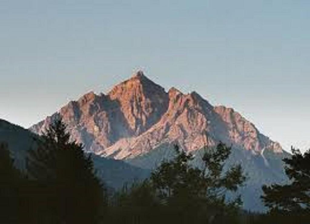 A general mountain view or a mountain view taken from Az apartmant