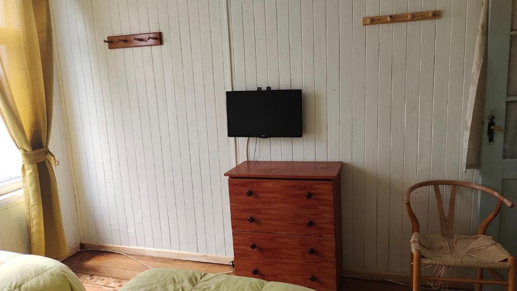 Televiisor ja/või meelelahutuskeskus majutusasutuses HOSTAL VALDIVIA