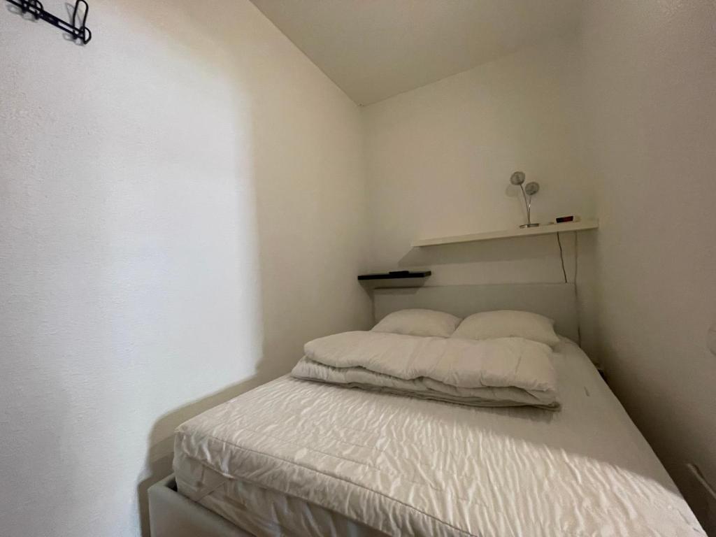 Postel nebo postele na pokoji v ubytování Le Mouflon Résidence Olympe, T2 centre ville 4 personnes, Parking privatif gratuit, Prise Green Up véhicule électrique, Possibilité forfait ménage et location linge de lit et de toilette