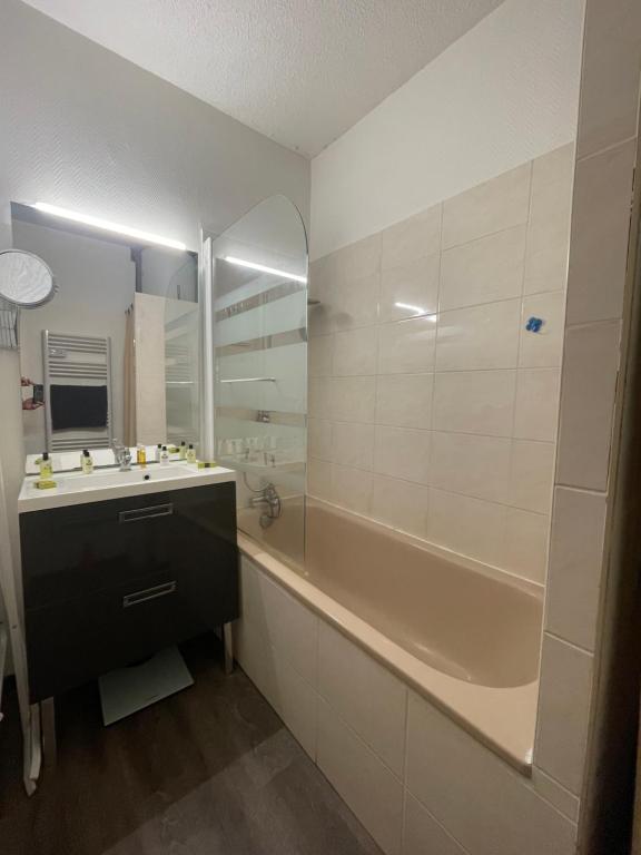 Koupelna v ubytování Le Mouflon Résidence Olympe, T2 centre ville 4 personnes, Parking privatif gratuit, Prise Green Up véhicule électrique, Possibilité forfait ménage et location linge de lit et de toilette
