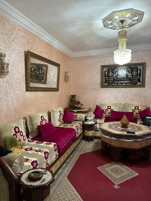 a living room with a couch and a table at appartement belle in Meknès