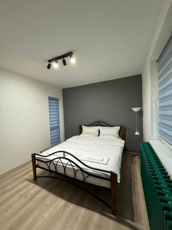 1 dormitorio con 1 cama grande con sábanas blancas en Luna Apartament NOU zona spital UMF, en Târgu Mureș