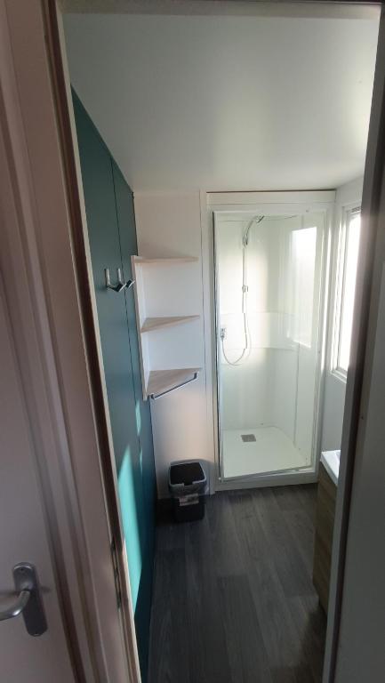 Koupelna v ubytování BJ Chalets - Robbengat 68 - Gezellige chalet op vakantiepark Lauwersoog! Vroege incheck!